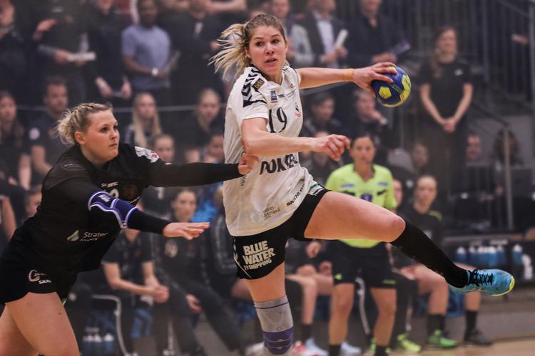 Team Esbjergs Line Jørgensen i et gennembrudsforsøg i DM-semifinalen mod København.
   Foto: Olafur Steinar Gestsson/Ritzau Scanpix