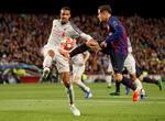 Den tidligere Liverpool-spiller Philippe Coutinho (th.) i kamp mod Joel Matip.
   Foto: John Sibley/Ritzau Scanpix
