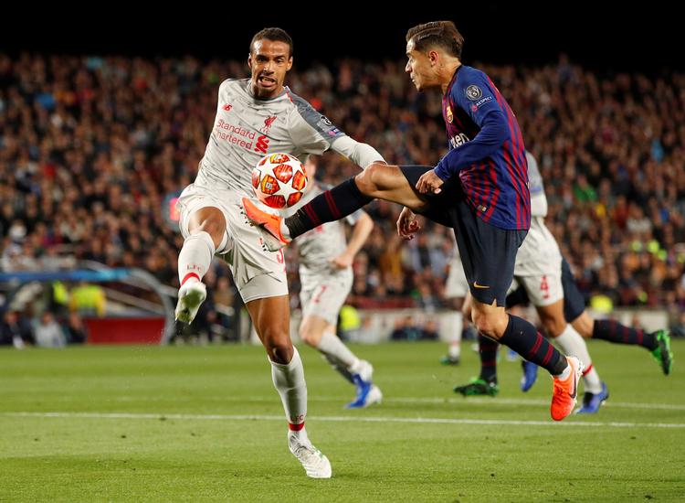Den tidligere Liverpool-spiller Philippe Coutinho (th.) i kamp mod Joel Matip.
   Foto: John Sibley/Ritzau Scanpix