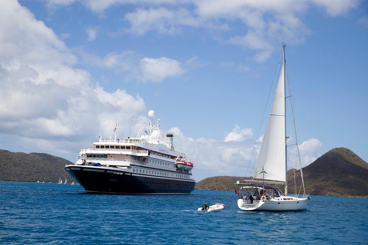 Ifølge flere medier er det en kvindelig ansat på skibet ’Freewinds’, der er testet positiv for den smitsomme sygdom. Foto: Finn Frandsen/POLFOTO