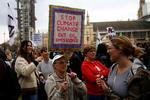 Klimaaktivister fra gruppen 'Extinction Rebellion' protesterer foran det britisk parlament 1. maj. Efter uger med demonstrationer har Storbritannien erklæret undtagelsestilstand for klimaet. Men den er i høj grad symbolsk. Foto: Henry Nicholls/Ritzau Scanpix