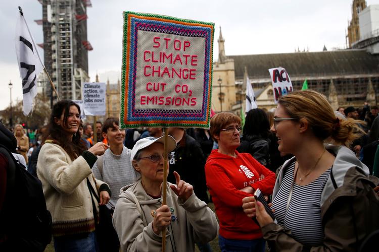 Klimaaktivister fra gruppen 'Extinction Rebellion' protesterer foran det britisk parlament 1. maj. Efter uger med demonstrationer har Storbritannien erklæret undtagelsestilstand for klimaet. Men den er i høj grad symbolsk. Foto: Henry Nicholls/Ritzau Scanpix