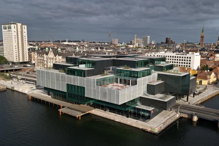 Realdania er tilfreds med at 150.000 mennesker har besøgt Dansk Arkitektur Center i Blox' første leveår. Til gengæld går det trægt med udlejninge af husets penthouselejligheder. Foto: Jens Dresling/POLFOTO