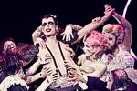  Aarhus Teater har premiere på 1973-klassikeren og kultmusicalen ’The Rocky Horror Show’ med glamrock, strap-on-dildo, lak og læder 3. maj. »Vi fører en svær og lidt betændt kønsdiskussion ind i et humoristisk underholdende musicalunivers«, siger instruktør Moqi Simon Trolin.  Foto: Emilia Therese/Aarhus Teater