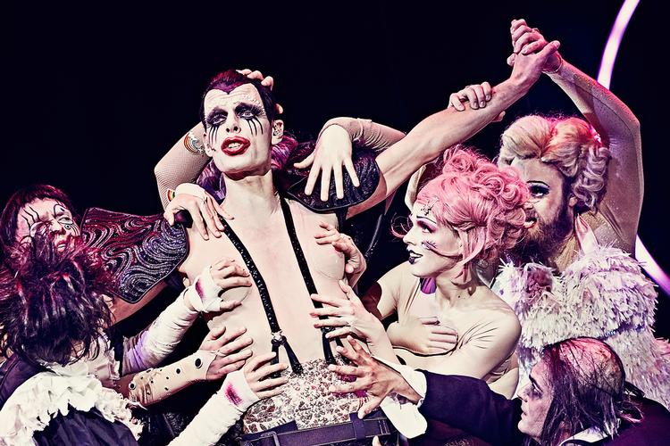  Aarhus Teater har premiere på 1973-klassikeren og kultmusicalen ’The Rocky Horror Show’ med glamrock, strap-on-dildo, lak og læder 3. maj. »Vi fører en svær og lidt betændt kønsdiskussion ind i et humoristisk underholdende musicalunivers«, siger instruktør Moqi Simon Trolin.  Foto: Emilia Therese/Aarhus Teater