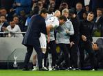 Tottenham-manager Mauricio Pochettino hjælper her sin forsvarer Jan Vertonghen ud fra banen tirsdag aften. Men inden da var han kortvarigt blevet sendt på banen efter et alvorligt sammenstød. 
   Foto: Dylan Martinez/Ritzau Scanpix
