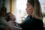 
Sundhedsplejerske Nanna Elberg, 56, besøger nybagte familier i Brønshøj og Vanløse.  Under sine besøg tjekker hun blandt andet børnenes forskellige ansigtsudtryk og deres lyst til social kontakt.
   Foto: Jens Hartmann Schmidt/POLFOTO
