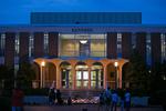 Studerende og lærere lægger blomster på trappen op til Kennedy Hall på University of North Carolina, Charlotte, North Carolina. Her blev to studerende dræbt, da en tidliger elev skød ind i et klasselokale. Den ene af de to dræbte, Riley Howell, døde, da han forsøgte at overmanden gerningsmanden. Foto: Logan Cyrus/Ritzau Scanpix