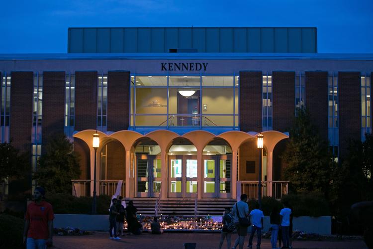 Studerende og lærere lægger blomster på trappen op til Kennedy Hall på University of North Carolina, Charlotte, North Carolina. Her blev to studerende dræbt, da en tidliger elev skød ind i et klasselokale. Den ene af de to dræbte, Riley Howell, døde, da han forsøgte at overmanden gerningsmanden. Foto: Logan Cyrus/Ritzau Scanpix