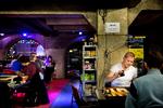 Man behøver ikke aflyse sin kaffeaftale, bare fordi man ikke magter at analysere og fortolke hele sin livssituation. Tag et sted hen, hvor man fokuserer på nogle andre ting. Som brætspilscafeen i Huset-KBH.
   Foto: Mads Nissen/POLFOTO