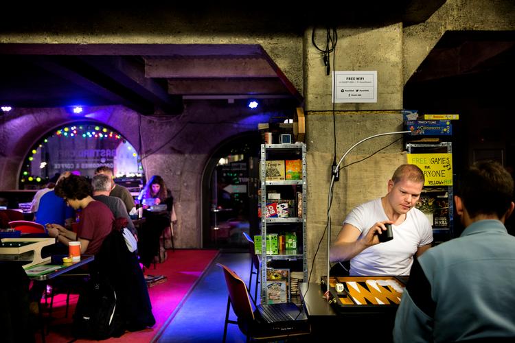 Man behøver ikke aflyse sin kaffeaftale, bare fordi man ikke magter at analysere og fortolke hele sin livssituation. Tag et sted hen, hvor man fokuserer på nogle andre ting. Som brætspilscafeen i Huset-KBH.
   Foto: Mads Nissen/POLFOTO