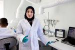 30-årige Fatima AlZahra’a Alatraktchi står i det nybyggede laboratorium i Karlslunde. Hun håber, at hun med sin nye virksomhed kan få sin opfindelse i form af en nanosensor ud der, hvor den skal gøre gavn. Den lille sensor kan på under 30 sekunder afsløre, om patienter er inficeret med livsfarlige bakterier.
   Foto: Finn Frandsen/POLFOTO