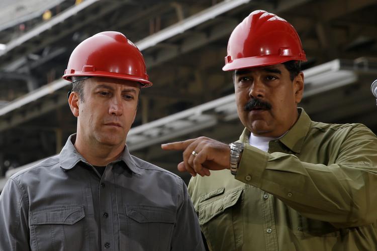  Venezuelas præsident Maduro og industriminister  Tareck El Aissami besigtiger La Rinconada  baseballstadiet, der opføres i en forstad til Caracas. Foto: Ricardo Mazalan/Ritzau Scanpix
