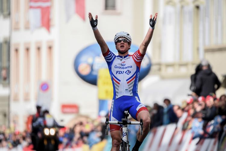Solotriumfen er en kendsgerning, og den 25-årige schweizer Stefan Küng kan for tredje gang juble over en etapesejr i Tour de Romandie. Foto: Fabrice Coffrini/Ritzau Scanpix