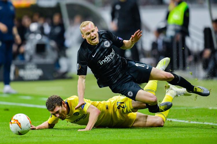 
    Frankfurt's  Sebastian Rode og Chelsea's Andreas Christensen. Foto: Uwe Anspach/Ritzau Scanpix
