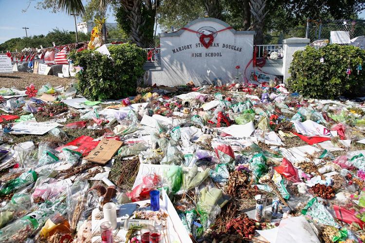 17 blev dræbt og yderligere 17 såret, da en tidligere elev sidste år gik amok med et halvautomatisk skydevåben på Marjory Stoneman Douglas High School i byen Parkland i Florida. Foto: Rhona Wise/Ritzau Scanpix