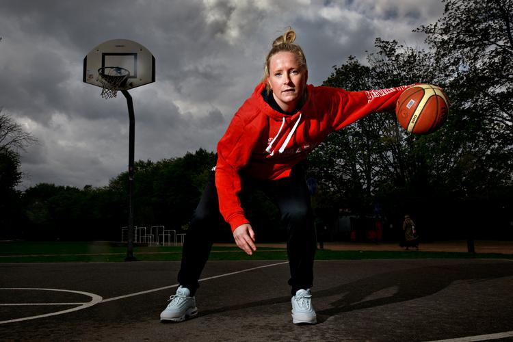 »Jeg kommer ikke til at spille de næste ti år, men for mig er det at være med til at starte noget, som jeg ved, at pige-basketspillere kommer til at drage glæde af, enormt vigtigt«, siger Gritt Ryder, landsholdsanfører. Foto: Jacob Ehrbahn/POLFOTO