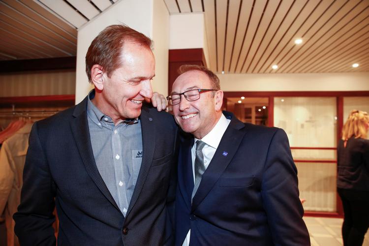 Formanden for de norske piloter, Yngve Carlsen, og SAS' norske pressechef, Knut Morten Johansen, efter at der i går blev indgået en aftale mellem piloterne og SAS satte en ende for strejken i går.  Foto: Ntb Scanpix/Ritzau Scanpix