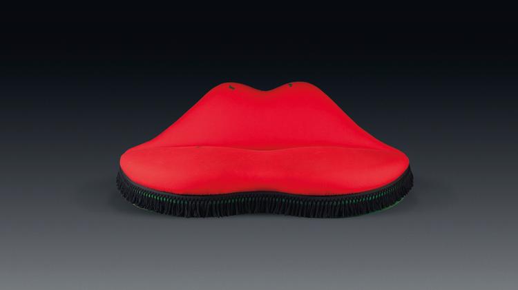 Salvador Dalís sofa er inspireret af skuespilleren Mae Wests læber og anses for at være et højdepunkt inden for surrealismen. Den komite, der rådgiver den britiske stat om eksport af kunst og kultur, forhindrede i 2018, at sofaen blev solgt til udlandet.   Foto: Salvador Dalí's and Edward James' Mae West Lips Sofa (1938)