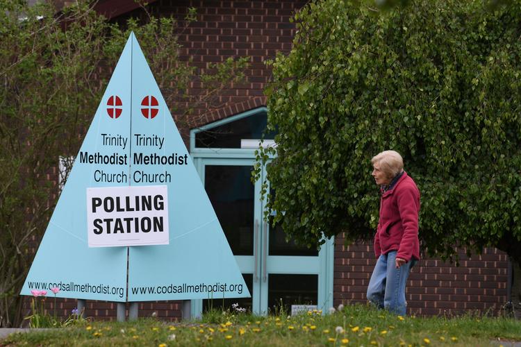 En ældre dame er på vej til at afgive sin stemme i en lokal kirke i Codsall i det nordvestlige England. 
 Foto: Paul Ellis/Ritzau Scanpix