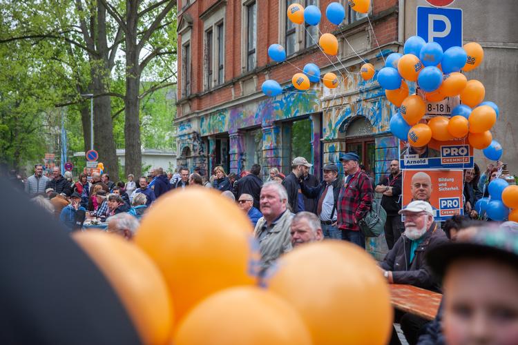 Bevægelsen Pro Chemnitz markerede 1. maj åbningen af sine nye lokaler med en baggårdsfest. Den står stærkt i byen, efter at et knivdrab, der formentlig blev begået af to asylansøgere, udløste voldsomme demonstrationer. Foto: Benny Kjølhede/Benny Kjølhede