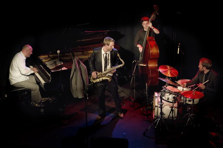 Saxofonisten Jan Harbeck hylder for fjerde album i træk den rå, store lyd af fortidens jazzede guldalder. Foto: Karolina Zapolska