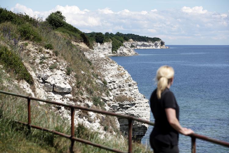 Fokuser på de nære landskaber - som her Stenvs Klint - når du vælger feriedestination, er et af Martin Trandberg Jensens syv rejsebud. Foto: Morten Langkilde/POLFOTO