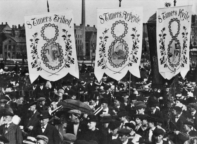 8 timers frihed. 8 timers arbejde. 8 timers hvile. Arbejderbevægelsen havde en klar mening om, hvordan døgnet skulle deles op. Foto: Arbejdermuseet