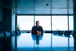 Ricki Josephsen har erfaring med at investere passivt i aktier. Til dagligt arbejder han med forsikringer. Dette er et mødelokale i samme bygning, og ikke hans kontor. Foto: Jens Hartmann Schmidt.
   Foto: Jens Hartmann Schmidt/POLFOTO