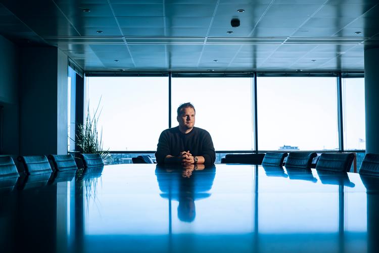 Ricki Josephsen har erfaring med at investere passivt i aktier. Til dagligt arbejder han med forsikringer. Dette er et mødelokale i samme bygning, og ikke hans kontor. Foto: Jens Hartmann Schmidt.
   Foto: Jens Hartmann Schmidt/POLFOTO