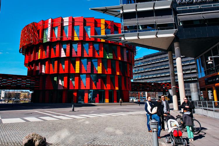 
Kuggen i Göteborg er hverken en kasse eller farveløst. Alligevel er huset, tegnet af arkitekt Gert Wingårdh, ikke klassisk nok ifølge arkitekturopproret. Han er den arkitekt, som de er gået hårdest til og blandt andet givet ham øgenavnet Svingårdh. Foto: Tea Lin