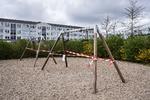 En 31-årig kvinde mistede livet, da et gyngestativ væltede ned over hende på legeplads på Baltorpvej i Ballerup, lørdag aften. Et boligselskab i Ballerup har derfor søndag afspærret en stribe legepladser med gynger som reaktion på ulykken. (Foto: Claus Bech/Scanpix 2019)
   Foto: Claus Bech/Ritzau Scanpix