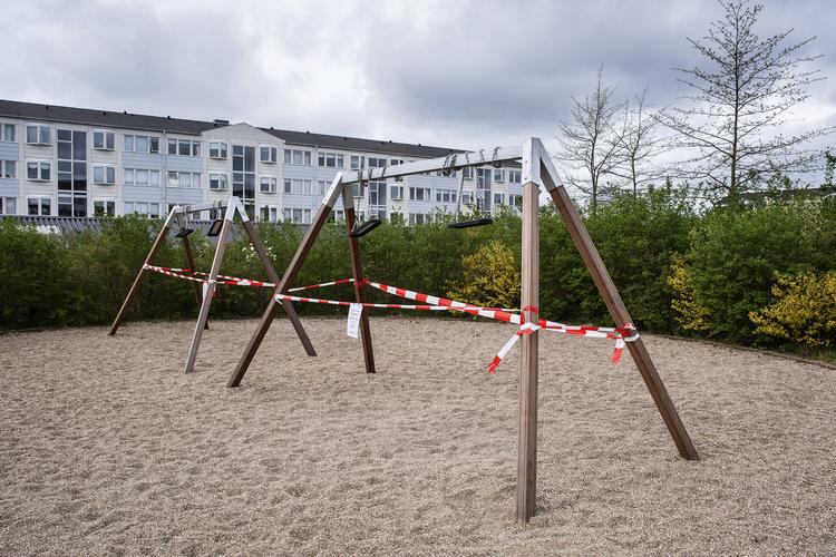 En 31-årig kvinde mistede livet, da et gyngestativ væltede ned over hende på legeplads på Baltorpvej i Ballerup, lørdag aften. Et boligselskab i Ballerup har derfor søndag afspærret en stribe legepladser med gynger som reaktion på ulykken. (Foto: Claus Bech/Scanpix 2019)
   Foto: Claus Bech/Ritzau Scanpix