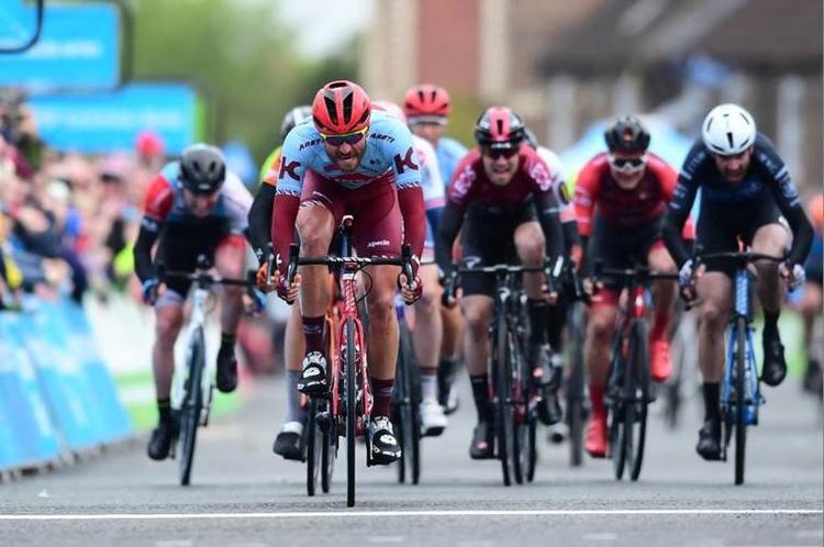 I kraftfuld stil sikrer tyskeren Erik Zabel sig på 2. etape i Tour de Yorkshire karrierens anden sejr fire år efter den første. Foto: A.S.O./SWpix. 