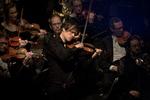 Violinisten Henning Kraggerud spillede koncentreret, frisk Carl Nielsen med Det Kongelige Kapel. Foto: Emma Sejersen/POLFOTO