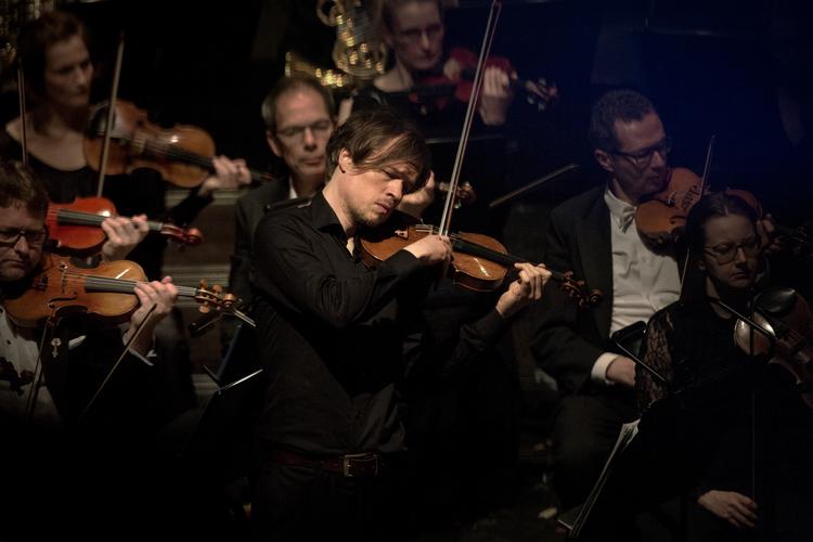 Violinisten Henning Kraggerud spillede koncentreret, frisk Carl Nielsen med Det Kongelige Kapel. Foto: Emma Sejersen/POLFOTO