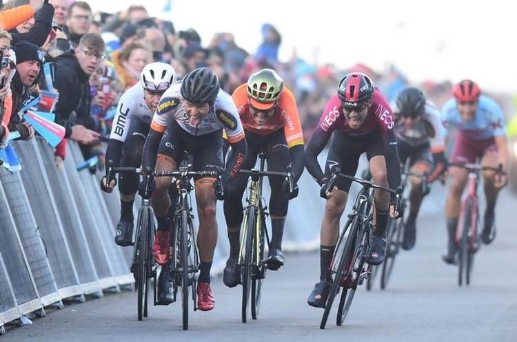 Alexander Kamp (nr. 2 fra venstre) suser over stregen som vinder af 3. etape i Tour de Yorkshire foran briten Chris Lawless (t.h.) og den belgiske OL-guldvinder Greg van Avermaet (i orange trikot), mens nordmanden Rasmus Tiller (yderst t.v.) besætter fjerdepladsen. Foto: A.S.O./SWPix. 