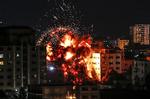 Israelsk luftangreb mod Gaza By.
   Foto: Mahmud Hams/Ritzau Scanpix