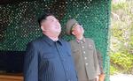 Nordkoreas leder, Kim Jong-Un, overværer affyringen af missilerne.  Foto: Kcna Via Kns/Ritzau Scanpix