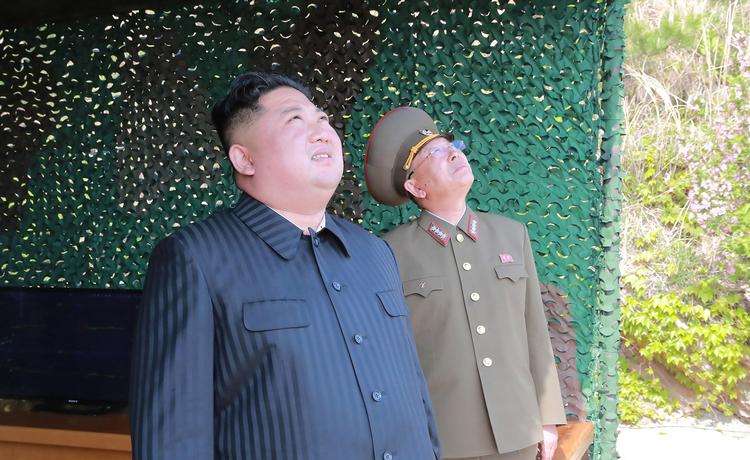 Nordkoreas leder, Kim Jong-Un, overværer affyringen af missilerne.  Foto: Kcna Via Kns/Ritzau Scanpix