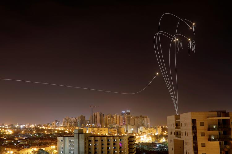 Israelsk antimissil-raketter bliver sendt op for at stoppe raketter fra Gaza mod Israel.  Foto: Amir Cohen/Ritzau Scanpix