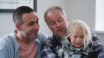Abdel Aziz Mahmoud med Uffe Holm og dennes datter, fem-årige Holly. Foto: DR
