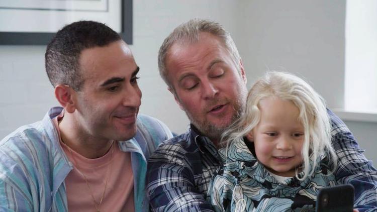 Abdel Aziz Mahmoud med Uffe Holm og dennes datter, fem-årige Holly. Foto: DR