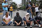 Unge venezuelanere viste deres utilfredshed med den siddende præsident Nicolas Maduro ved bl.a. at blokere veje i  Caracas i weekenden. Foto: Ronaldo Schemidt/Ritzau Scanpix