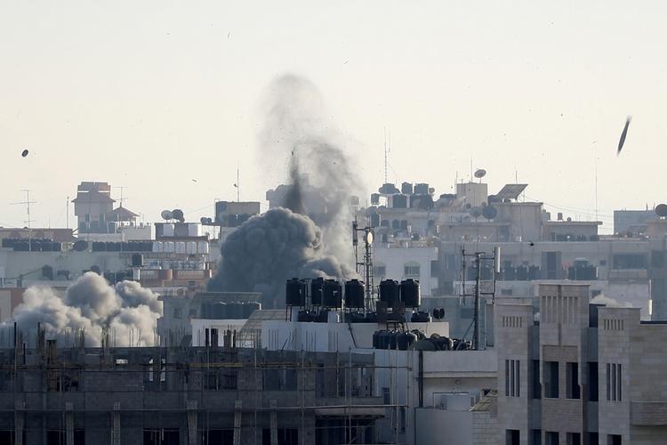 
    A missile lands as smoke rises during Israeli air strikes in Gaza City May 5, 2019. REUTERS/Mohammed Salem
   Foto: Mohammed Salem/Ritzau Scanpix