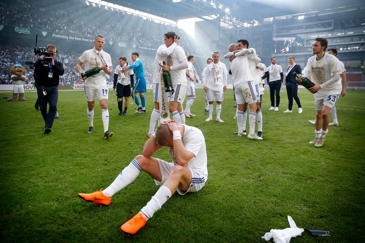 Viktor Fischer havde brug for et øjeblik for sig selv midt i jublen til at kapere glæden over at have vundet det danske mesterskab med FCK efter en 3-2-sejr over Brøndby i Parken søndag aften. Foto: Jens Dresling/POLFOTO