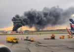 
    Russisk tv viste billeder af sort røg, der stiger op omkring flyets haleparti, skriver Reuters.
På Twitter har flere delt dramatiske optagelser af et brændende fly, der lander i en lufthavn. På optagelsen er flyets bageste halvdel omsluttet af høje flammer. (Photo by HO / RUSSIAN INVESTIGATIVE COMMITTEE / AFP) /  Foto: Ho/Ritzau Scanpix
