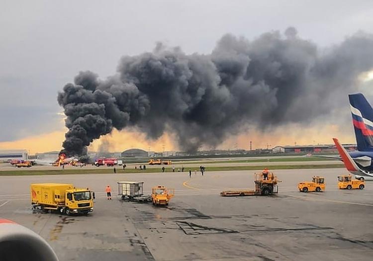 
    Russisk tv viste billeder af sort røg, der stiger op omkring flyets haleparti, skriver Reuters.
På Twitter har flere delt dramatiske optagelser af et brændende fly, der lander i en lufthavn. På optagelsen er flyets bageste halvdel omsluttet af høje flammer. (Photo by HO / RUSSIAN INVESTIGATIVE COMMITTEE / AFP) /  Foto: Ho/Ritzau Scanpix