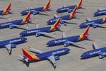 En række Boeing-fly af typen 737 MAX 8 fra selskabet Southwest Airlines holdes på jorden i lufthavnen Victorville i Californien. Flyproducenten undlod i måneder at oplyse om, at et advarselssystem ombord på den flytype ikke virkede efter hensigten. Foto: Mike Blake/Ritzau Scanpix