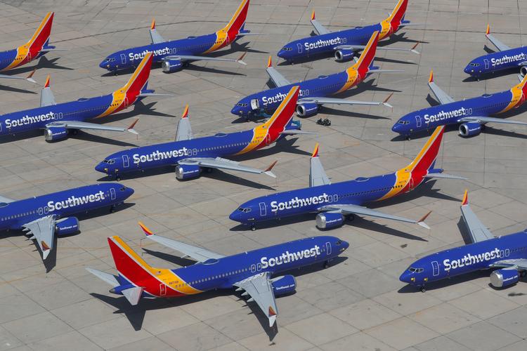 En række Boeing-fly af typen 737 MAX 8 fra selskabet Southwest Airlines holdes på jorden i lufthavnen Victorville i Californien. Flyproducenten undlod i måneder at oplyse om, at et advarselssystem ombord på den flytype ikke virkede efter hensigten. Foto: Mike Blake/Ritzau Scanpix